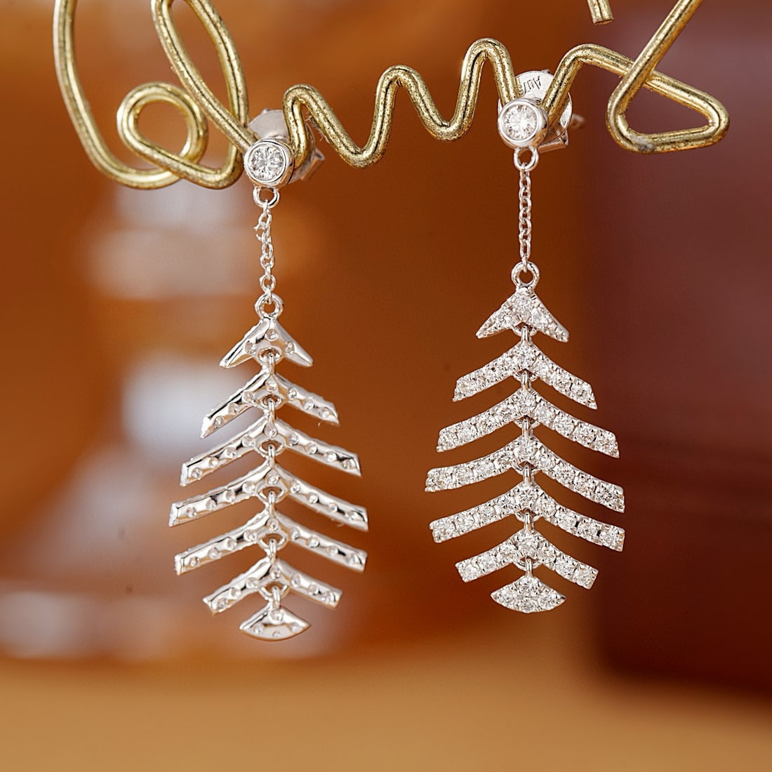 14k Gold 0.74 Ct Natural H Diamond Earrings: Ref:231107163 // gold content:14k gold // main gemstone:diamond // shape:round // carat weight:0. 74ct // clarity grade:vs-si // color:h // treatment:natural // cut grade:g // Low Estimate: 3700
