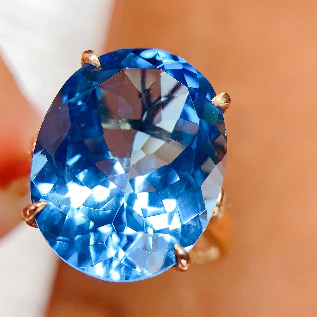 14k Gold 13 Ct Natural Topaz & Diamond Ring: Ref:231107166 // gold content:14k gold // ring size:7. 25us // // main gemstone:topaz // shape:oval // carat weight:13ct // color:blue // treatment:natural // // adjacent gemstone 2 : diamond //
