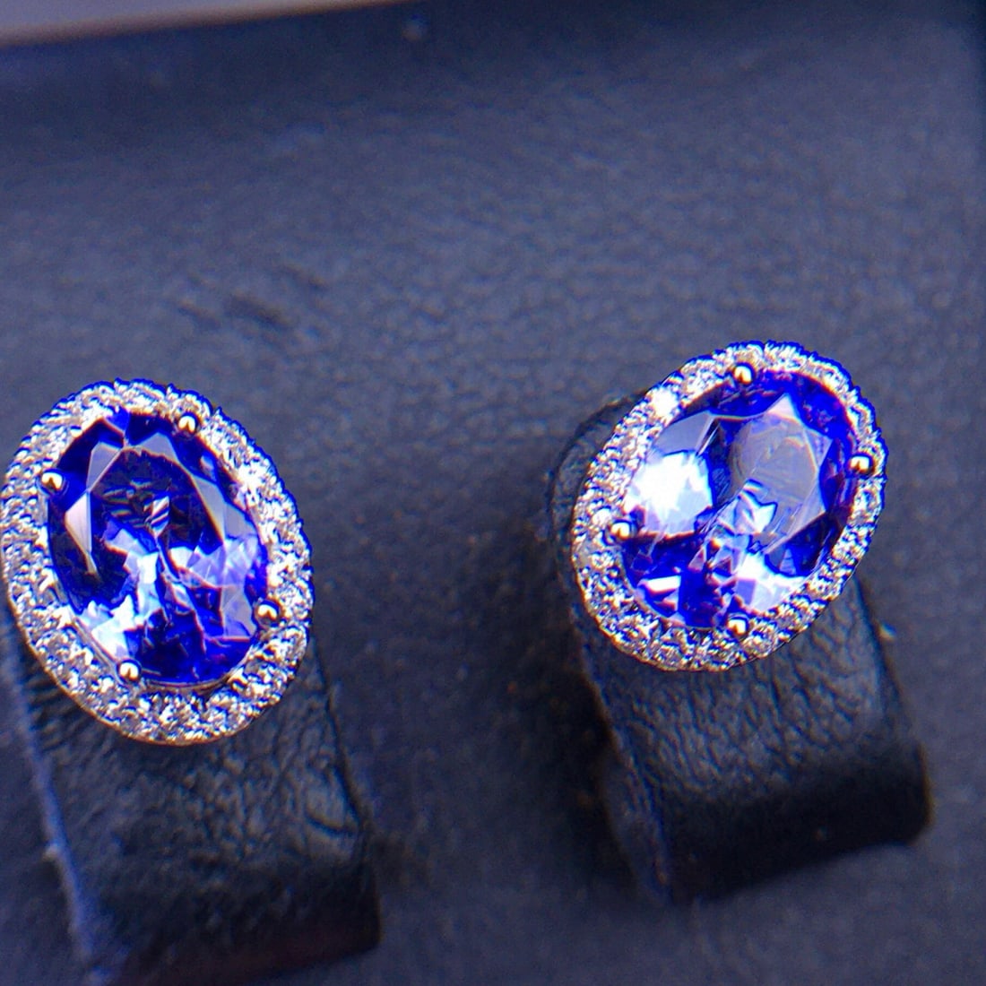 14k Gold 2.3 Ct Natural Tanzanite & Diamond Earrings: Ref:231107216 // gold content:14k gold // main gemstone:tanzanite // shape:oval // carat weight:2. 3ct // color:blue // treatment:natural // // adjacent gemstone 2 : diamond // shape:round // clarity