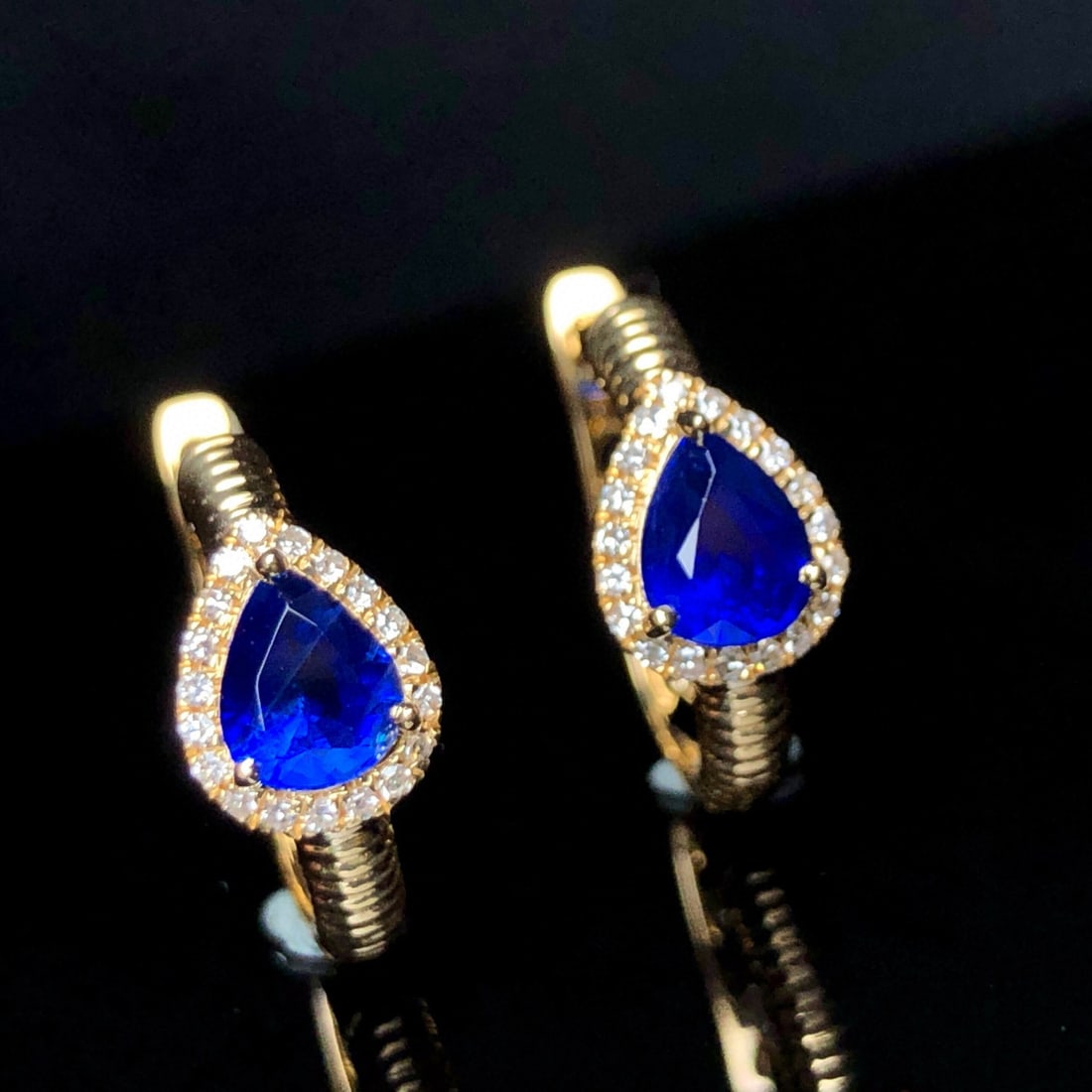 14k Gold 1.22 Ctw Vivid Blue Natural Sapphire & Diamond Earrings: Ref:231107233 // gold content:14k gold // main gemstone:sapphire // shape:pear // carat weight:1. 07ct // color:vivid blue // treatment:natural // // adjacent gemstone 2 : diamond // shape:round //