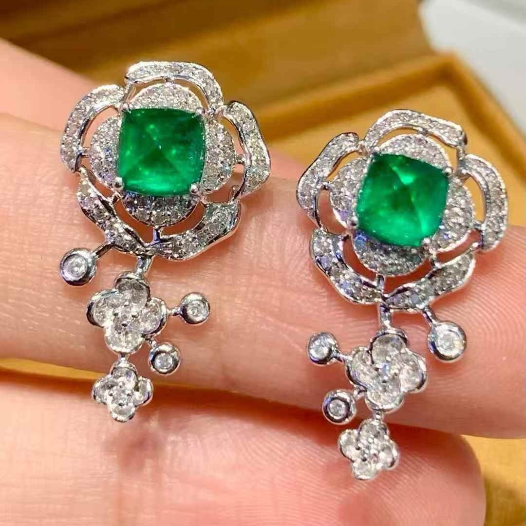 14k Gold 1.6 Ct Natural Emerald & Diamond Earrings: Ref:231107237 // gold content:14k gold // main gemstone:emerald // shape:sugar-loaf // carat weight:1. 6ct // color:green // treatment:natural // // adjacent gemstone 2 : diamond // shape:round //