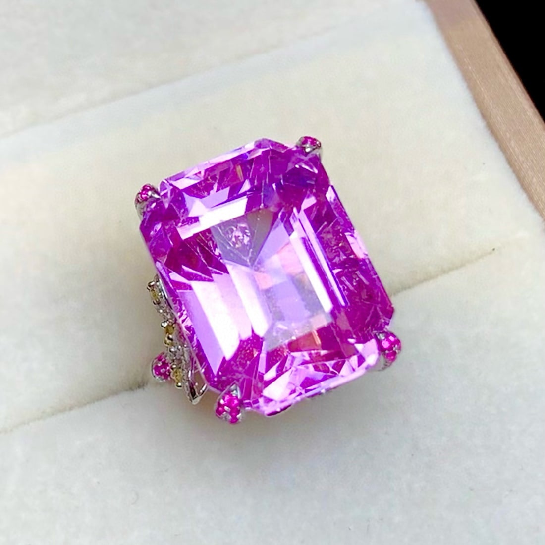 14k Gold 24.55 Ct Natural Kunzite & Diamond Ring: Ref:231107258 // gold content:14k gold // ring size:7. 25us // // main gemstone:kunzite // shape:octagonal // carat weight:24. 55ct // color:purple // treatment:natural // // adjacent gemstone 2 :