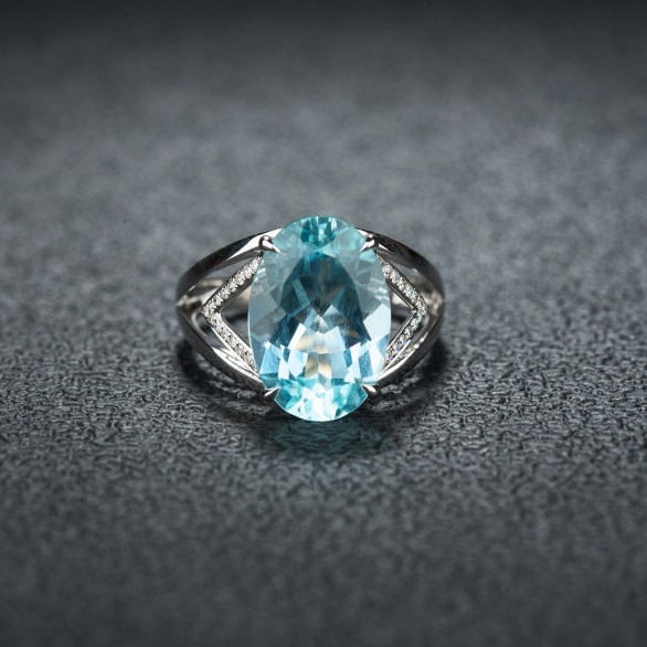 14k Gold 5.0 Ct Natural Aquamarine & Diamond Ring: Ref:231108008 // gold content:14k gold // ring size:7. 25us // // main gemstone:aquamarine // shape:oval // carat weight:5. 0ct // color:santa maria color // treatment:natural // // adjacent gemstone