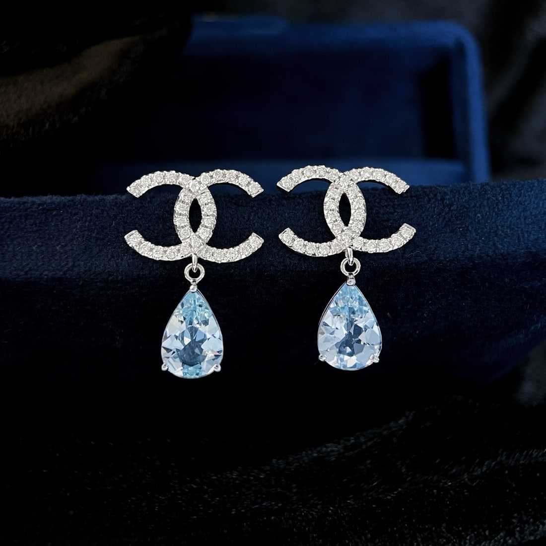 14k Gold 2.72 Ct Natural Aquamarine & Diamond Earrings: Ref:231108024 // gold content:14k gold // main gemstone:aquamarine // shape:pear // carat weight:2. 72ct // color:blue // treatment:natural // // adjacent gemstone 2 : diamond // shape:round //
