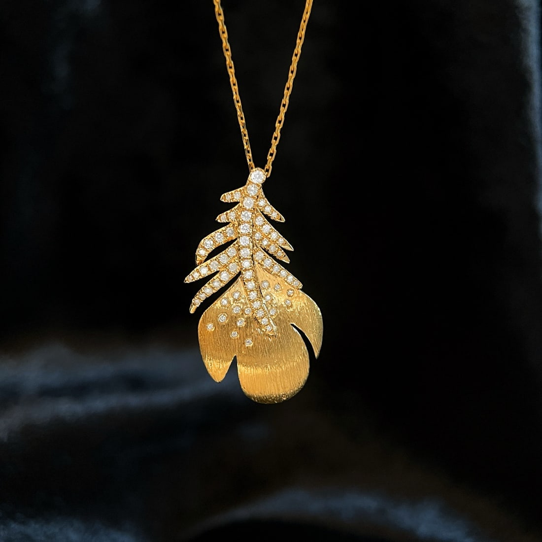 14k Gold 0.42 Ct Natural H Diamond Pendant( Without Chain ): Ref:231108032 // gold content:14k gold // main gemstone:diamond // shape:round // carat weight:0. 42ct // clarity grade:vs-si // color:h // treatment:natural // cut grade:g // Low Estimate: 2600 High 