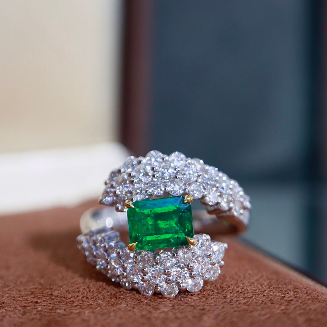 14k Gold 2.38 Ctw Vivid Green Natural Emerald & Diamond Ring: Ref:231108035 // gold content:14k gold // ring size:7. 25us // // main gemstone:emerald // shape:octagonal // carat weight:0. 98ct // color:vivid green // treatment:natural // // adjacent gemstone 2