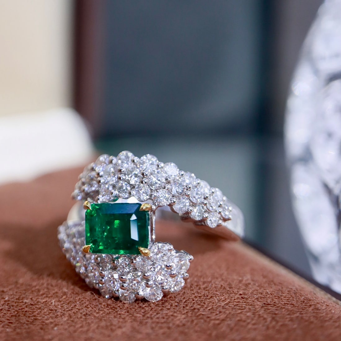 14k Gold 2.38 Ctw Vivid Green Natural Emerald & Diamond Ring - 3
