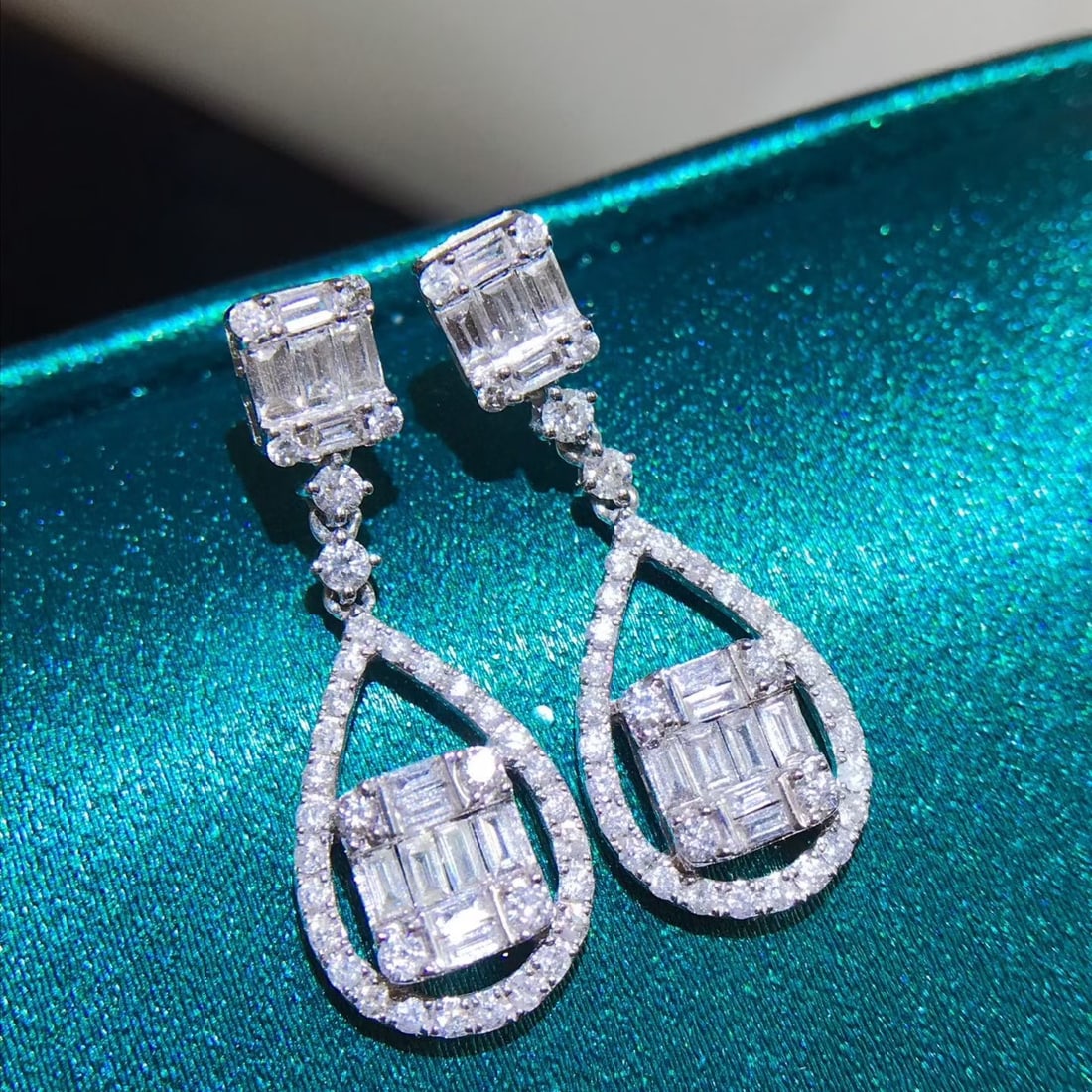 14k Gold 1.7 Ct Natural H Diamond Earrings: Ref:231108037 // gold content:14k gold // main gemstone:diamond // shape:multiple // carat weight:1. 7ct // clarity grade:vs-si // color:h // treatment:natural // High Estimate: 7900 Condition: New
