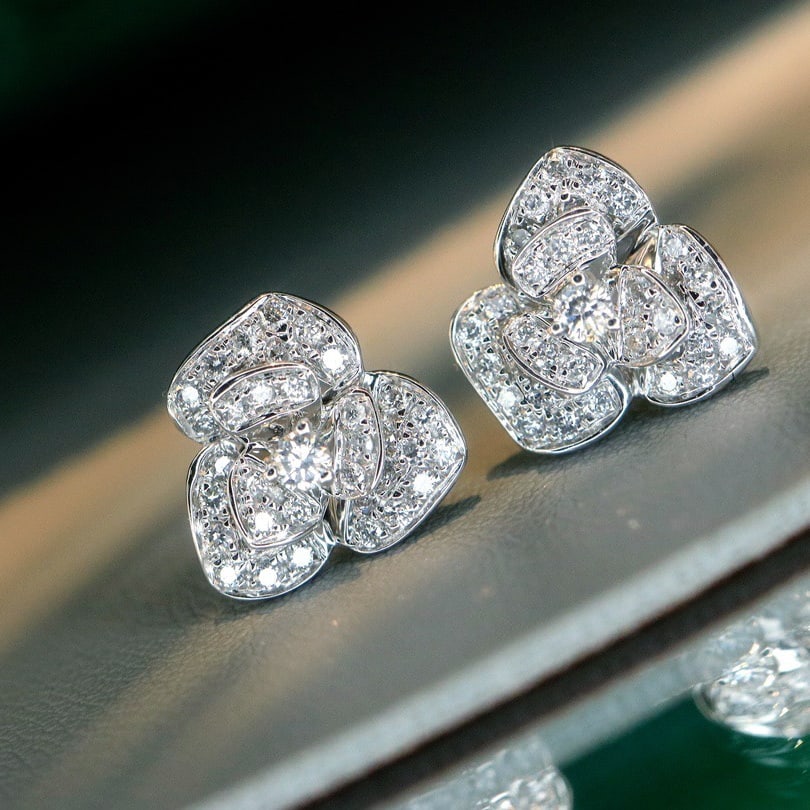 14k Gold 0.48 Ct Natural H Diamond Earrings: Ref:231108051 // gold content:14k gold // main gemstone:diamond // shape:round // carat weight:0. 48ct // clarity grade:vs-si // color:h // treatment:natural // cut grade:g // High Estimate: 4300