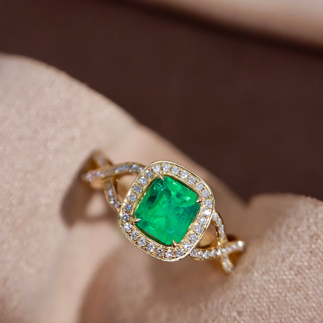 14k Gold 0.83 Ctw Vivid Green Natural Emerald & Diamond Ring: Ref:231108058 // gold content:14k gold // ring size:7. 25us // // main gemstone:emerald // shape:octagonal // carat weight:0. 68ct // color:vivid green // treatment:natural // // adjacent gemstone 2