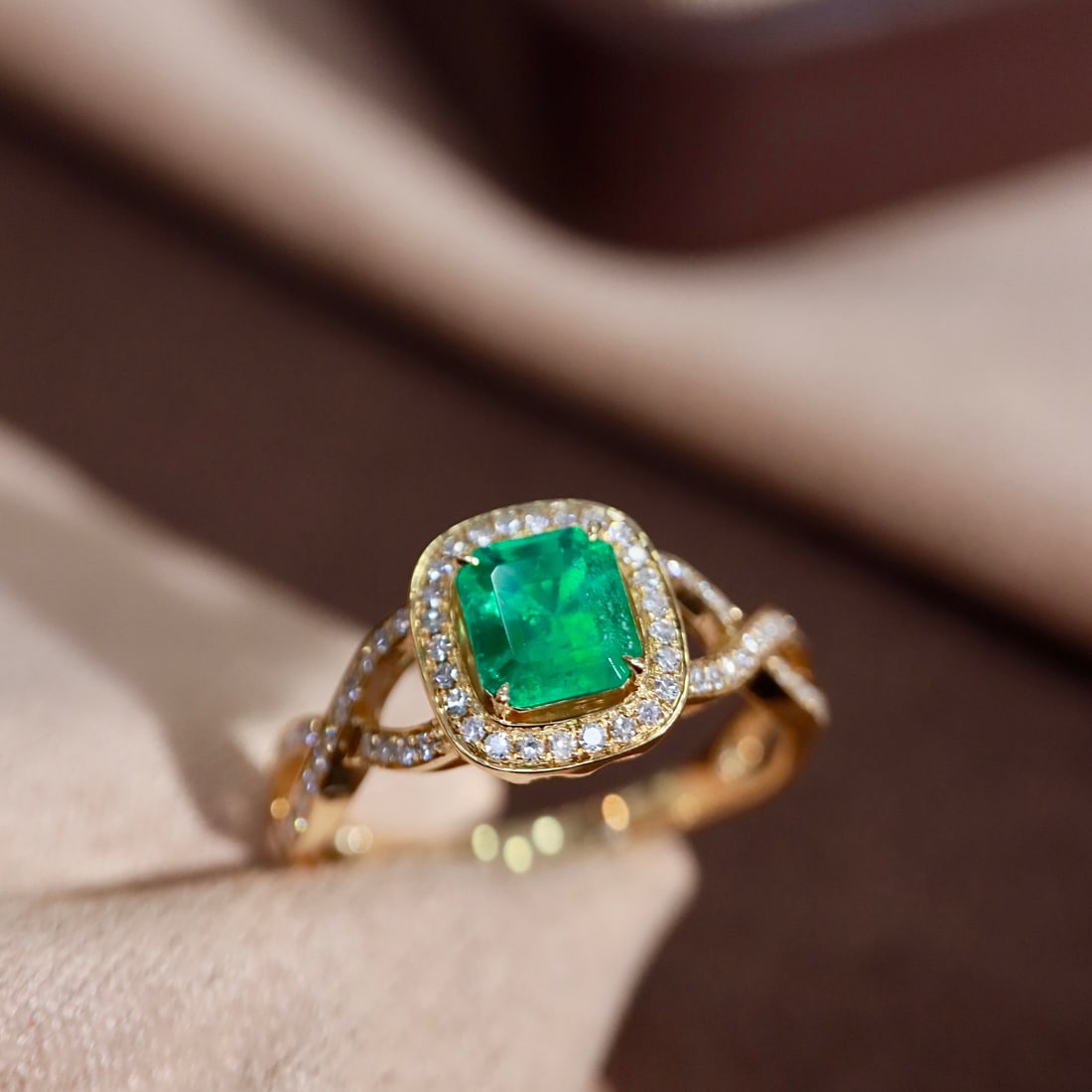 14k Gold 0.83 Ctw Vivid Green Natural Emerald & Diamond Ring - 5