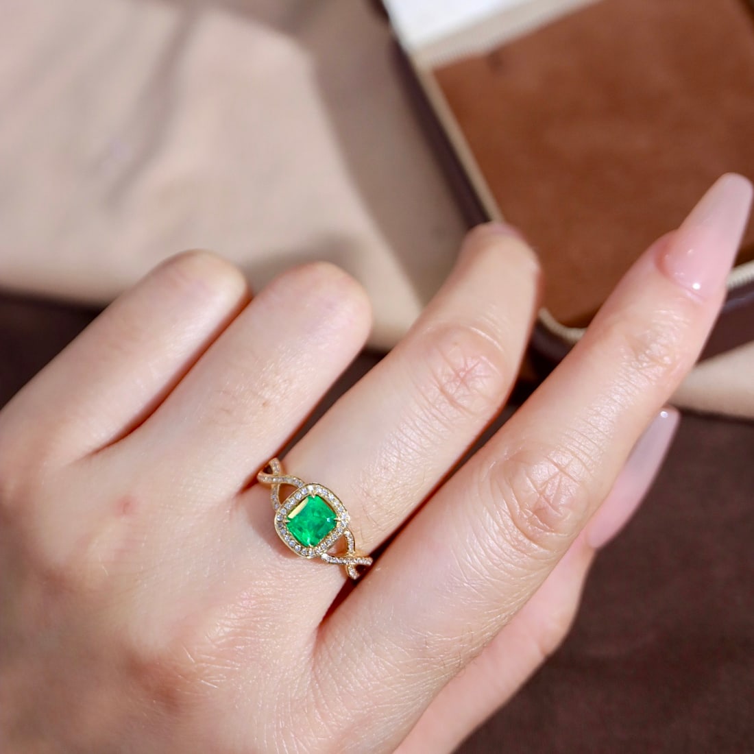 14k Gold 0.83 Ctw Vivid Green Natural Emerald & Diamond Ring - 8