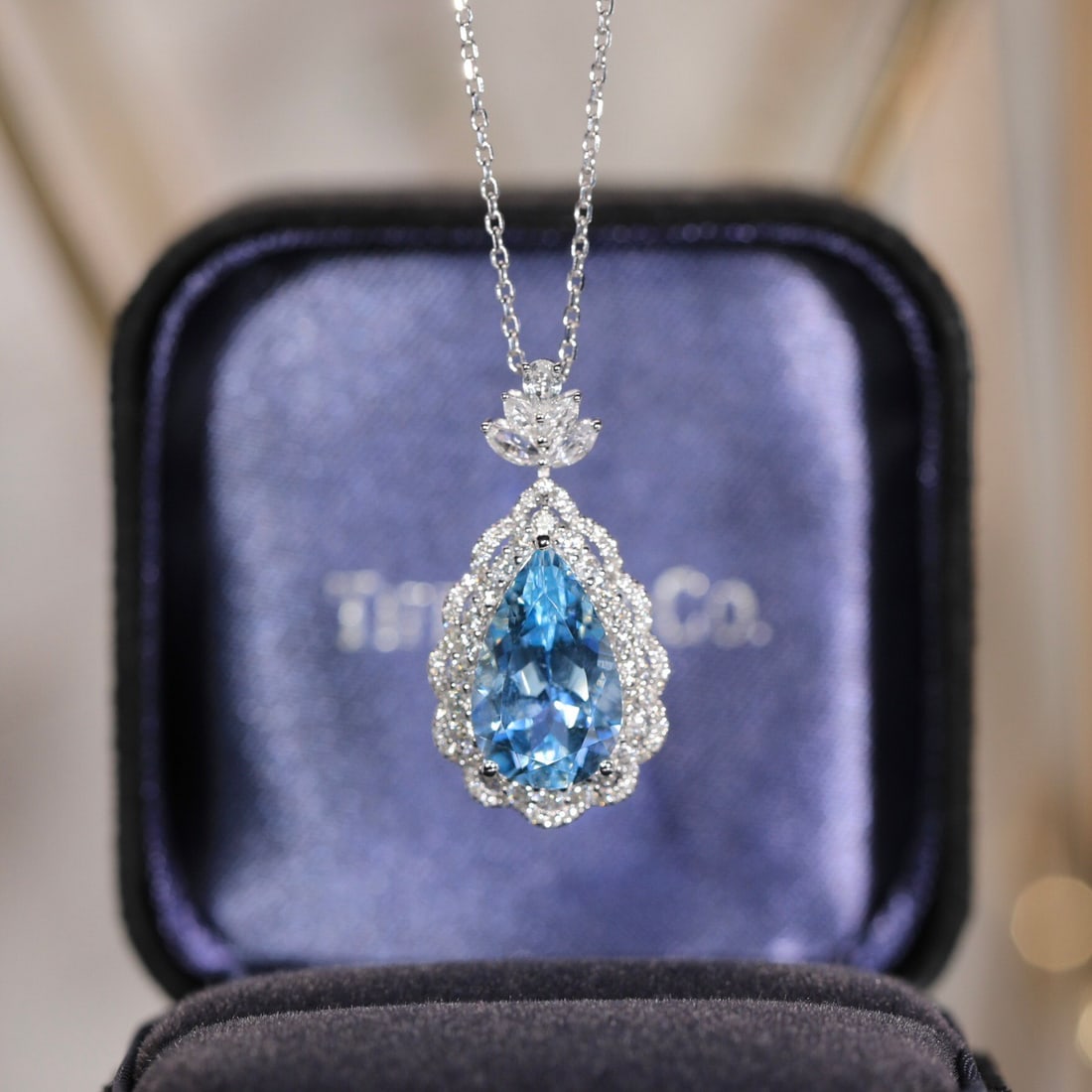 14k Gold 3.49 Ct Natural Aquamarine & Diamond Pendant( Without Chain ): Ref:231108071 // gold content:14k gold // main gemstone:aquamarine // shape:pear // carat weight:3. 49ct // color:santa maria color // treatment:natural // // adjacent gemstone 2 : diamond //