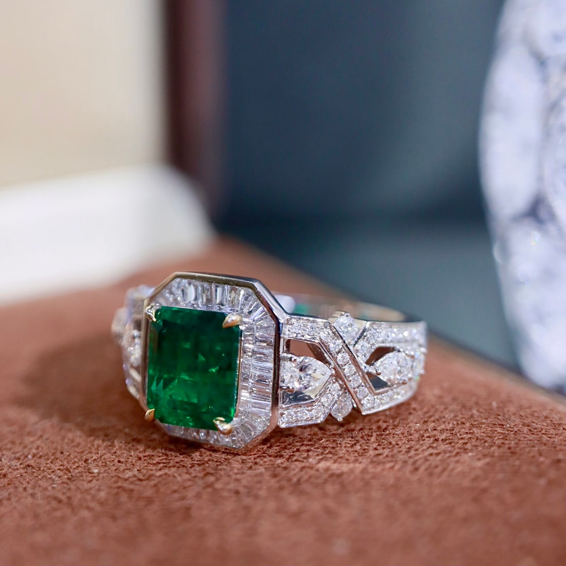 14k Gold 2.17 Ctw Vivid Green Natural Emerald & Diamond Ring - 3