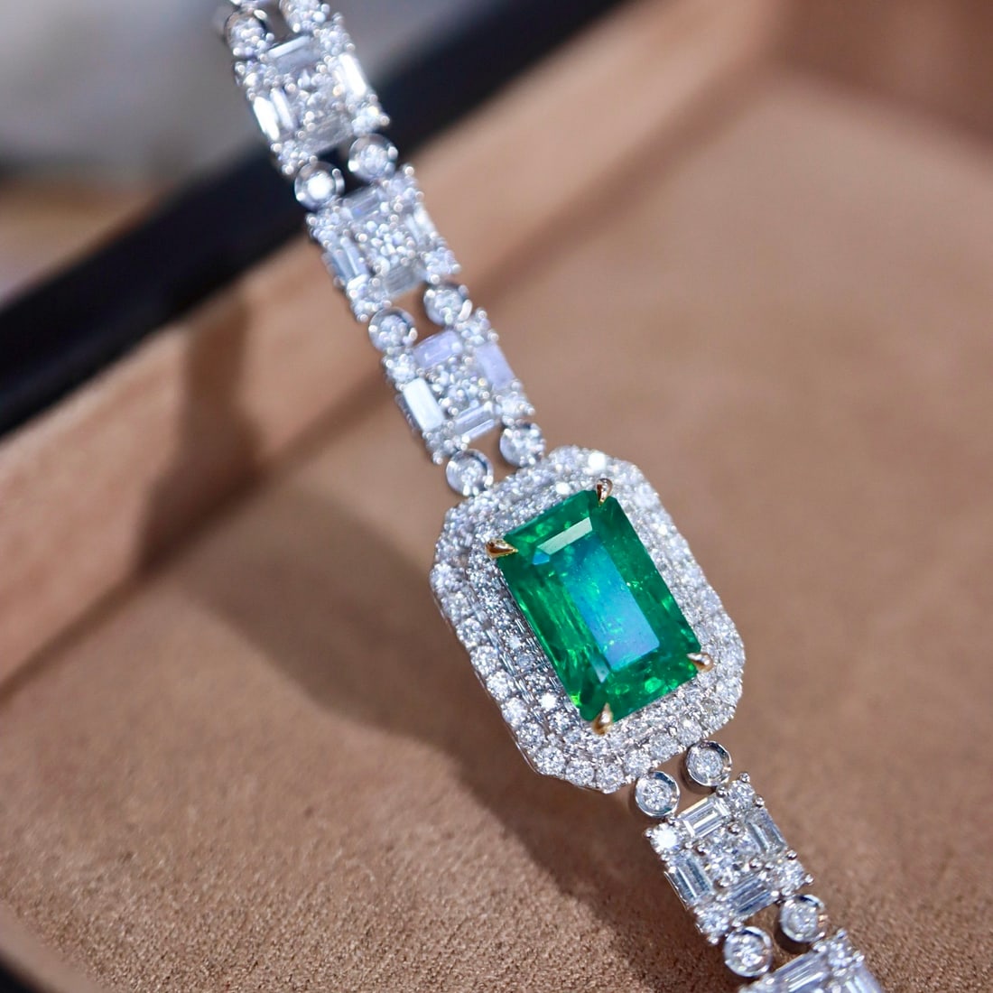 14k Gold 3.06 Ctw Vivid Green Natural Emerald & Diamond Bracelet: Ref:231108083 // gold content:14k gold // main gemstone:emerald // shape:octagonal // carat weight:1. 43ct // color:vivid green // treatment:natural // // adjacent gemstone 2 : diamond //