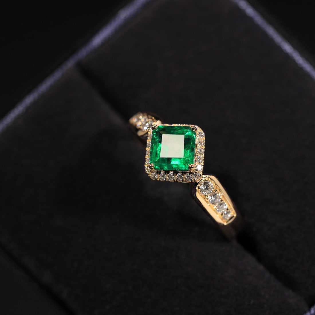 14k Gold 0.61 Ct Vivid Green Natural Emerald & Diamond Ring - 9