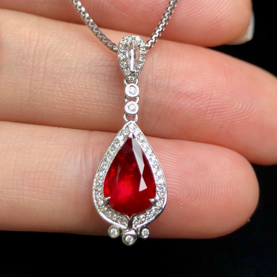 14k Gold 1.92 Ctw Natural Ruby & Diamond Pendant( Without Chain ): Ref:231108109 // gold content:14k gold // main gemstone:ruby // shape:pear // carat weight:1. 67ct // color:pigeonblood red // treatment:natural // // adjacent gemstone 2 : diamond // shape:multiple /