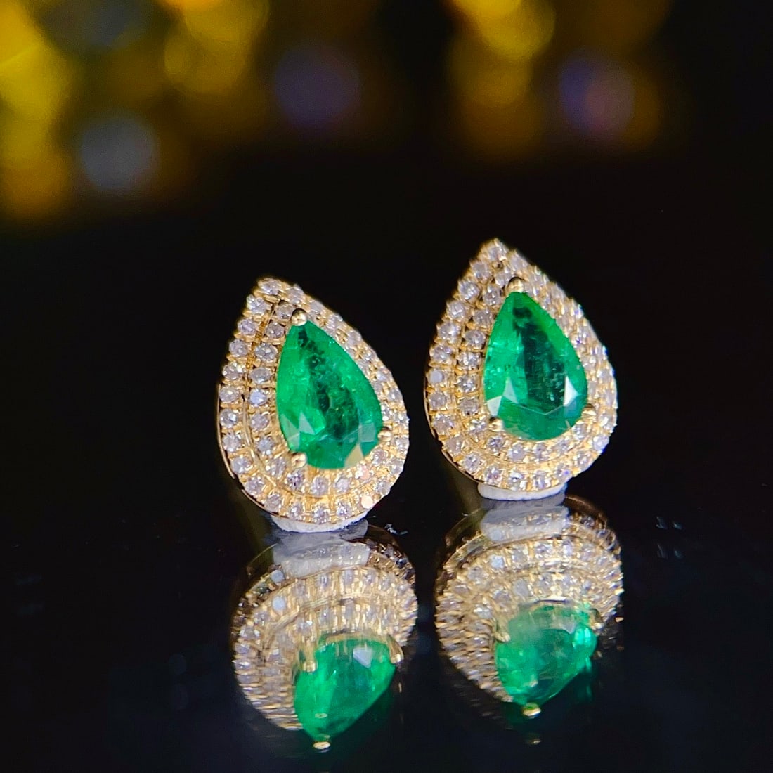 14k Gold 0.71 Ct Vivid Green Natural Emerald & Diamond Earrings: Ref:231108111 // gold content:14k gold // main gemstone:emerald // shape:pear // carat weight:0. 71ct // color:vivid green // treatment:natural // // adjacent gemstone 2 : diamond // number of