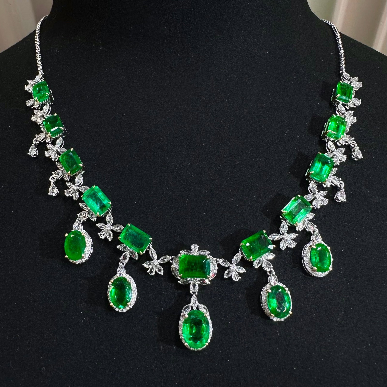 14k Gold 13.25 Ct Vivid Green Natural Emerald & Diamond & Sapphire Necklace: Ref:231108120 // gold content:14k gold // main gemstone:emerald // shape:multiple // carat weight:13. 25ct // color:vivid green // treatment:natural // // adjacent gemstone 2 : diamond // shape:round