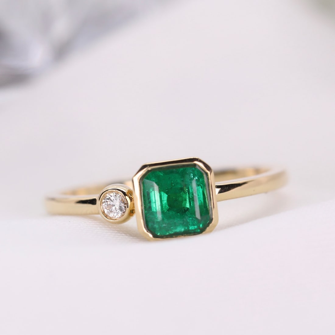 14k Gold 0.6 Ct Vivid Green Natural Emerald & Diamond Ring: Ref:231108129 // gold content:14k gold // ring size:7. 25us // // main gemstone:emerald // shape:octagonal // carat weight:0. 6ct // color:vivid green // treatment:natural // // adjacent gemstone 2 :