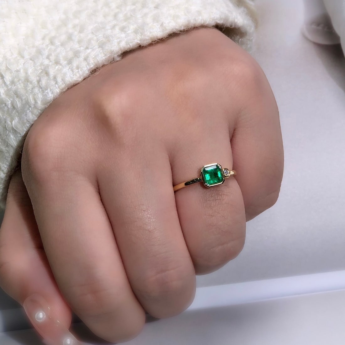 14k Gold 0.6 Ct Vivid Green Natural Emerald & Diamond Ring - 6