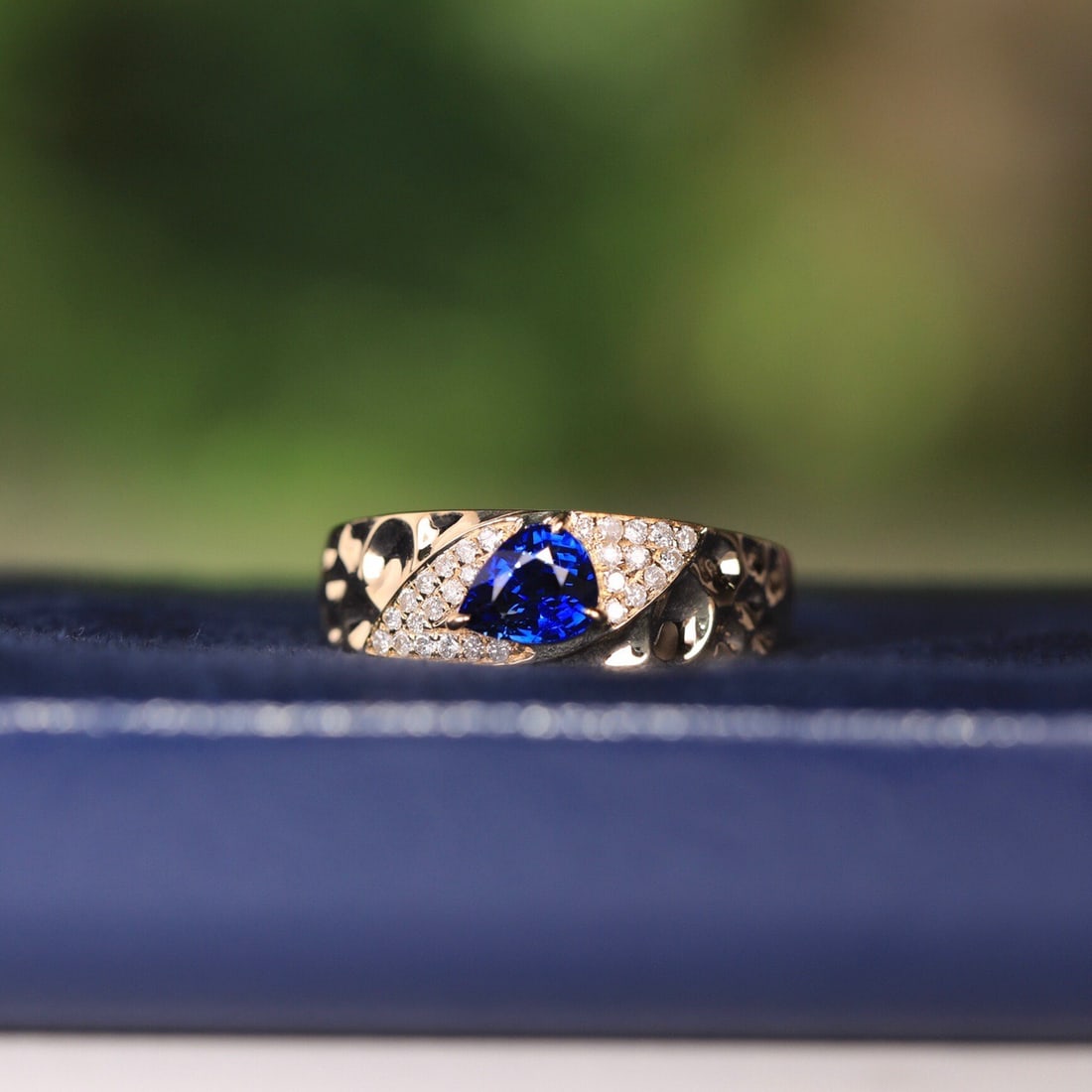 14k Gold 0.73 Ct Natural Sapphire & Diamond Ring: Ref:231108133 // gold content:14k gold // ring size:7. 25us // // main gemstone:sapphire // shape:pear // carat weight:0. 73ct // color:royal blue // treatment:natural // // adjacent gemstone 2 :