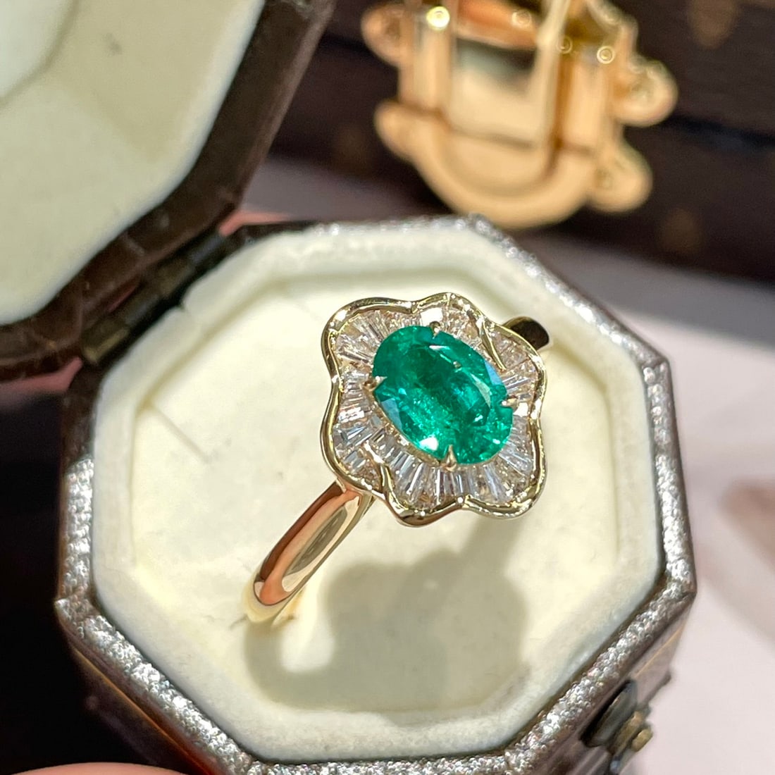 14k Gold 0.34 Ct Natural Emerald & Diamond Ring: Ref:231108139 // gold content:14k gold // ring size:7. 25us // // main gemstone:emerald // shape:oval // carat weight:0. 34ct // color:green // treatment:natural // // adjacent gemstone 2 : diamond