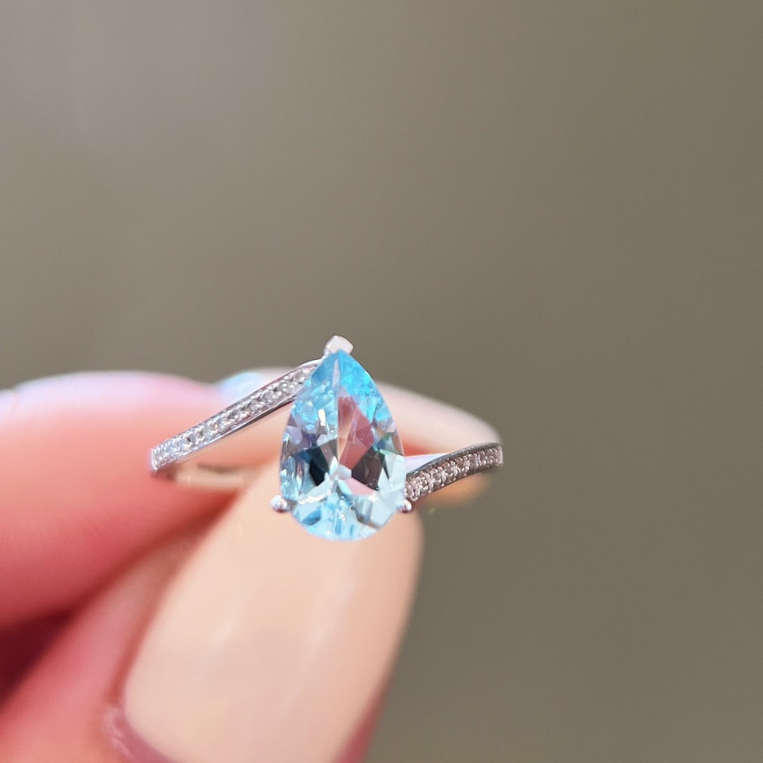14k Gold 1 Ct Natural Aquamarine & Diamond Ring: Ref:231108140 // gold content:14k gold // ring size:7. 25us // // main gemstone:aquamarine // shape:pear // carat weight:1ct // color:santa maria color // treatment:natural // // adjacent gemstone 2