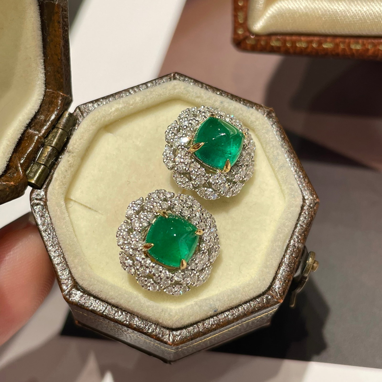 14k Gold 1.70 Ct Vivid Green Natural Emerald & Diamond Earrings: Ref:231108147 // gold content:14k gold // main gemstone:emerald // shape:sugar-loaf // carat weight:1. 70ct // color:vivid green // treatment:natural // // adjacent gemstone 2 : diamond // shape:round