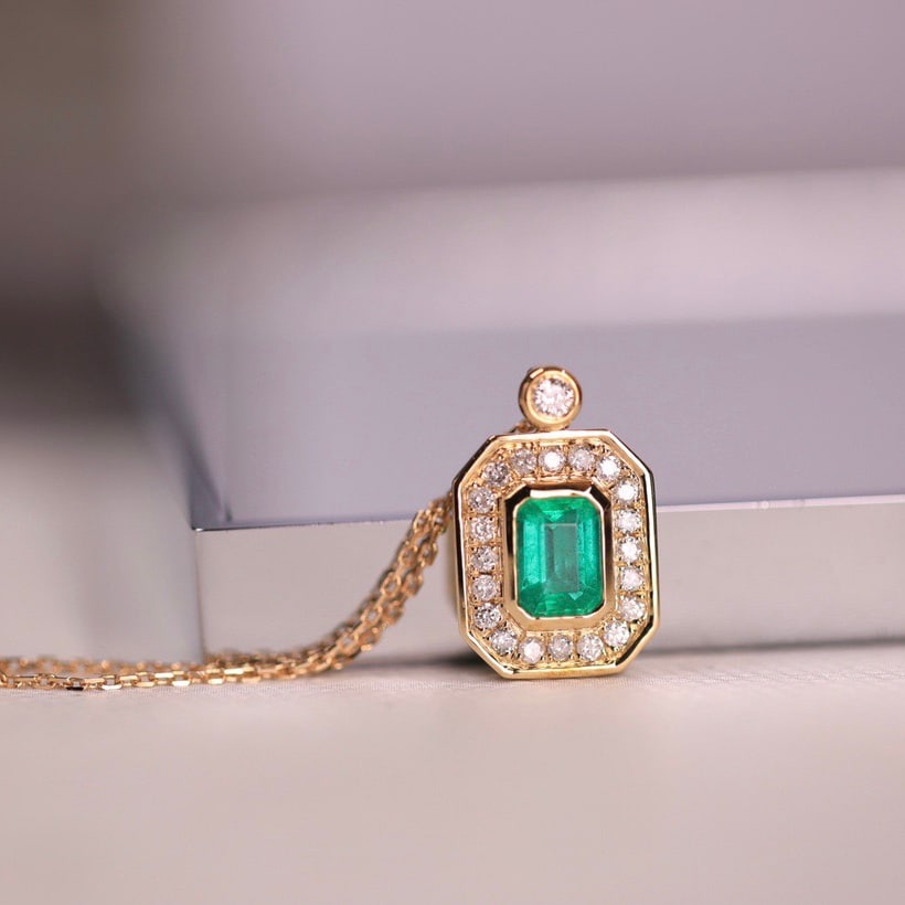14k Gold 0.69 Ct Vivid Green Natural Emerald & Diamond Necklace: Ref:231108150 // gold content:14k gold // main gemstone:emerald // shape:octagonal // carat weight:0. 69ct // color:vivid green // treatment:natural // // adjacent gemstone 2 : diamond // shape:round
