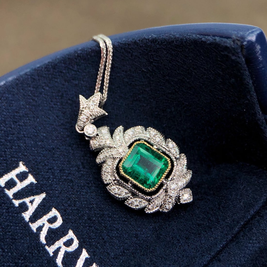 14k Gold 1.40 Ct Vivid Green Natural Emerald & Diamond Pendant( Without Chain ): Ref:231108151 // gold content:14k gold // main gemstone:emerald // shape:octagonal // carat weight:1. 40ct // color:vivid green // treatment:natural // // adjacent gemstone 2 : diamond // shape:round