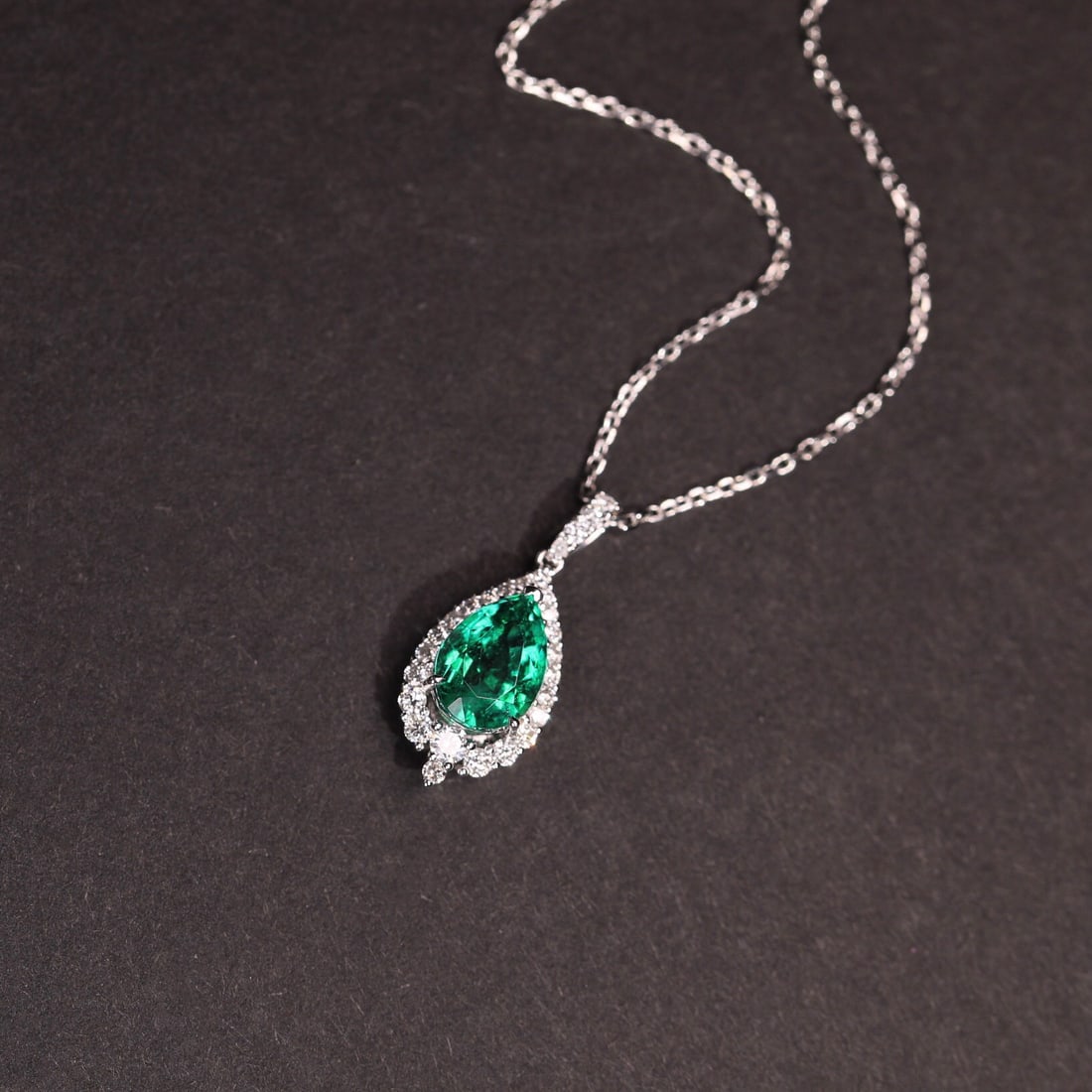 14k Gold 0.84 Ct Vivid Green Natural Emerald & Diamond Necklace: Ref:231108164 // gold content:14k gold // main gemstone:emerald // shape:pear // carat weight:0. 84ct // color:vivid green // treatment:natural // // adjacent gemstone 2 : diamond // shape:round //