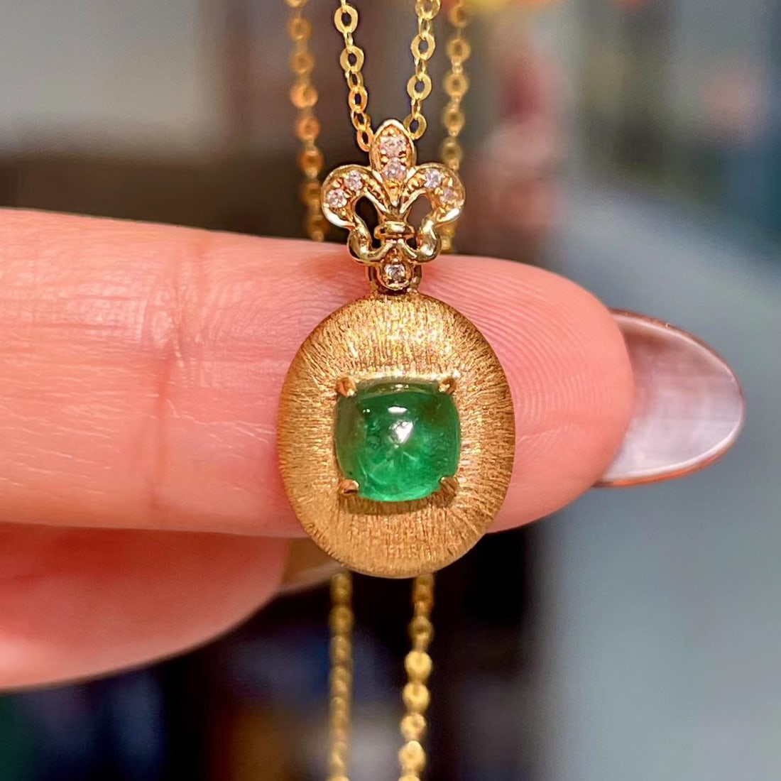 14k Gold 0.72 Ctw Natural Emerald & Diamond Pendant( Without Chain ): Ref:231108170 // gold content:14k gold // main gemstone:emerald // shape:sugar-loaf // carat weight:0. 68ct // color:green // treatment:natural // // adjacent gemstone 2 : diamond // shape:round //