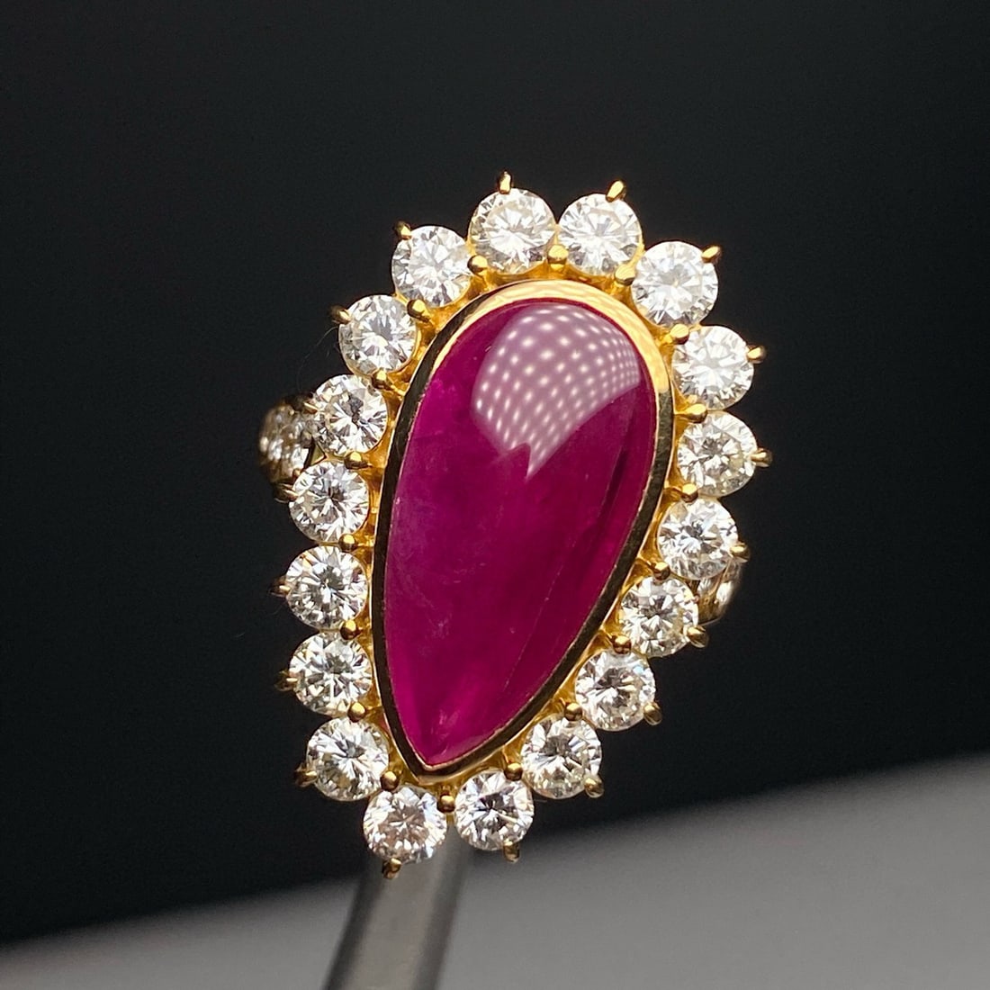 14k Gold 8.27 Ctw Natural Ruby & Diamond Ring: Ref:231108185 // gold content:14k gold // ring size:7. 25us // // main gemstone:ruby // shape:pear // carat weight:6. 08ct // color:red // treatment:natural // // adjacent gemstone 2 : diamond // shap