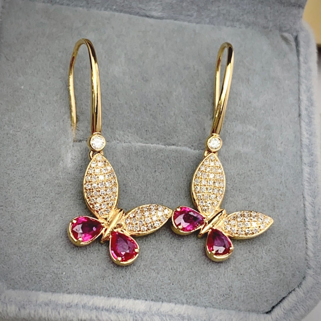 14k Gold 1.10 Ct Natural Ruby & Diamond Earrings: Ref:231108190 // gold content:14k gold // main gemstone:ruby // shape:pear // carat weight:1. 10ct // color:red // treatment:natural // // adjacent gemstone 2 : diamond // number of stones:108 //