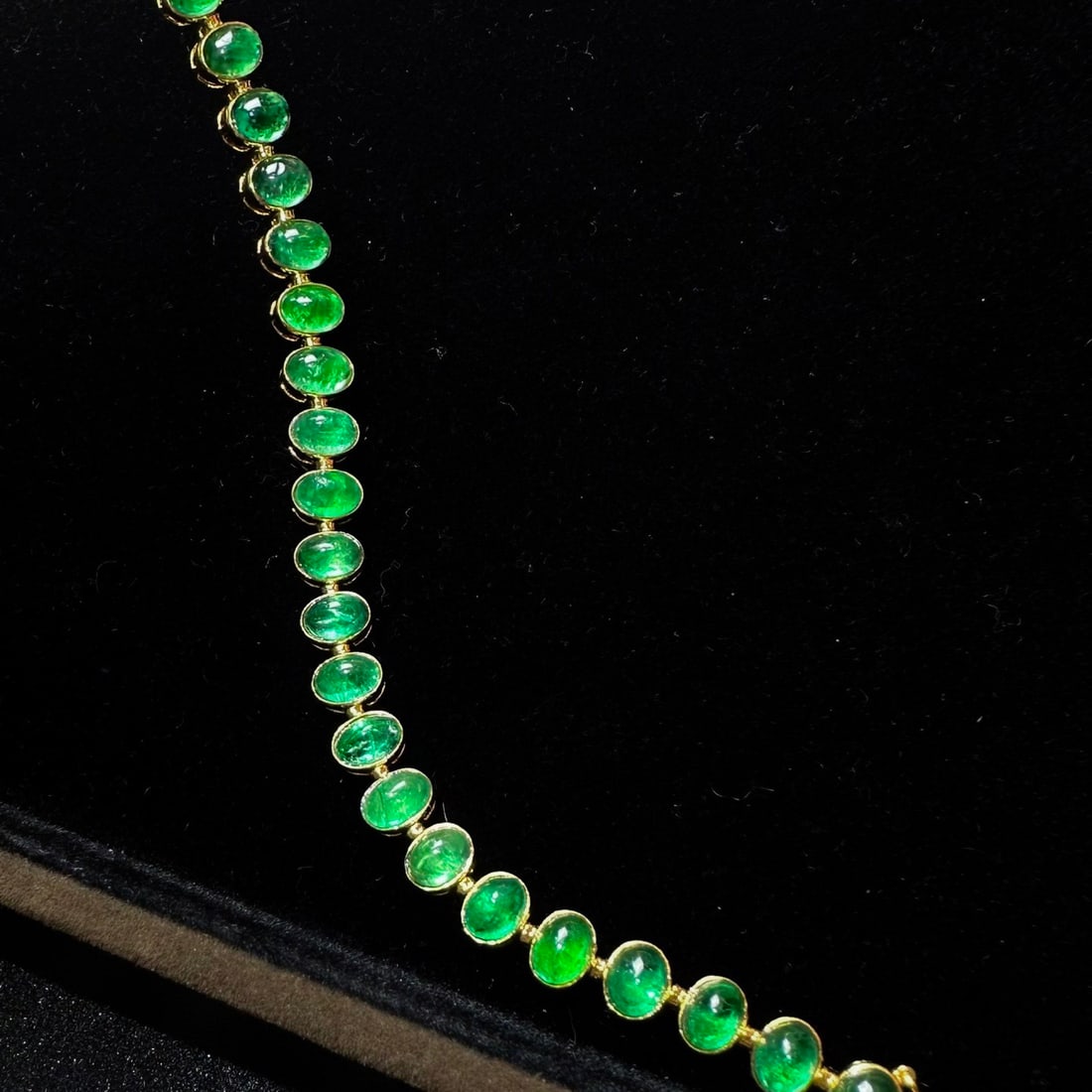 14k Gold 11.05 Ct Natural Emerald Bracelet: Ref:231108229 // gold content:14k gold // main gemstone:emerald // shape:oval // carat weight:11. 05ct // color:green // treatment:natural // Condition: New Low Estimate: 14000 High Estimate: 21000