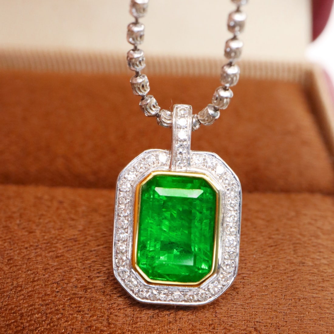 14k Gold 2.09 Ctw Vivid Green Natural Emerald & Diamond Pendant( Without Chain ): Ref:231108255 // gold content:14k gold // main gemstone:emerald // shape:octagonal // carat weight:1. 90ct // color:vivid green // treatment:natural // // adjacent gemstone 2 : diamond // shape:round