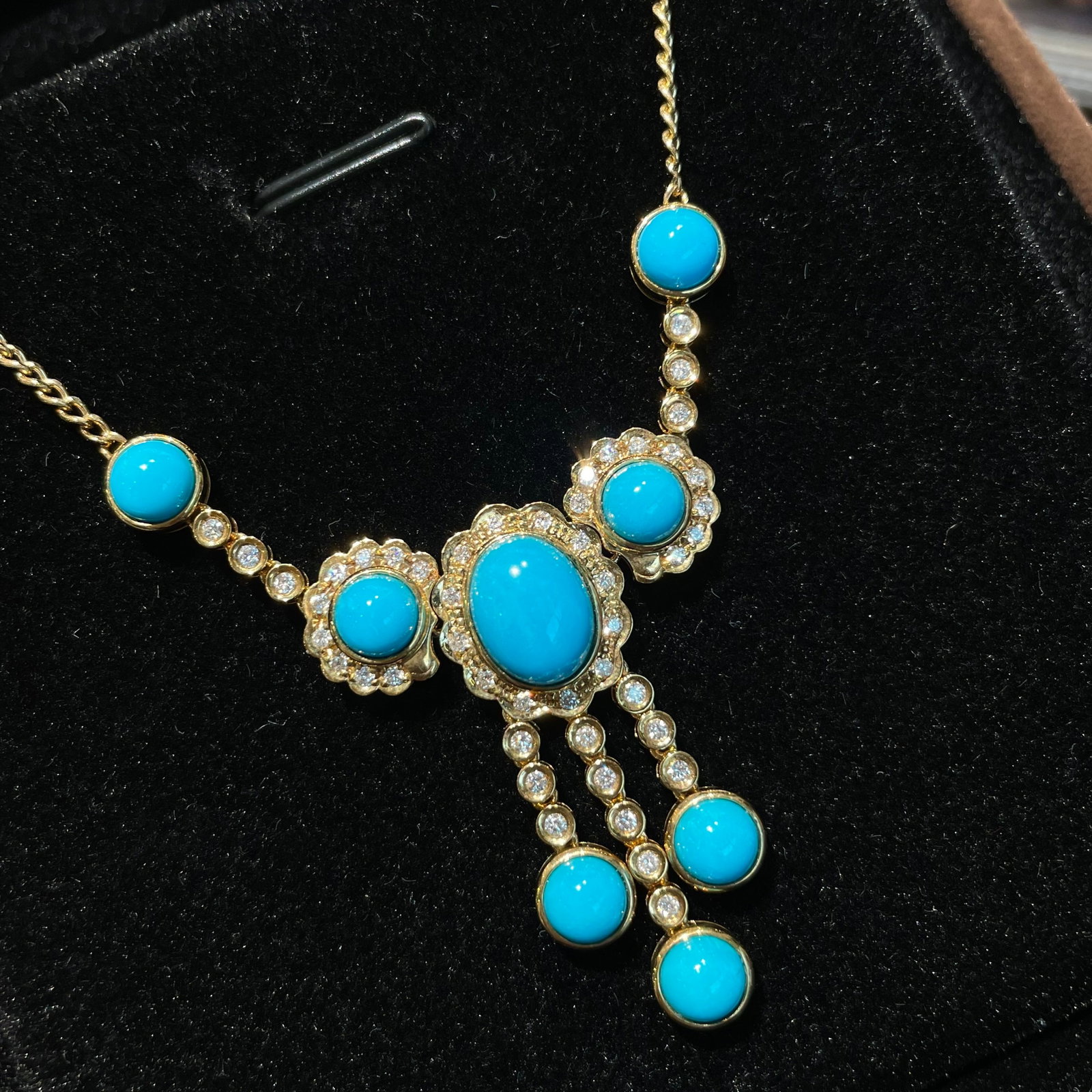 14k Gold 6 Ct Natural Blue Turquoise & Diamond Necklace: Ref:231108261 // gold content:14k gold // main gemstone:blue turquoise // shape:multiple // carat weight:6ct // color:blue // treatment:natural // // adjacent gemstone 2 : diamond // shape:round //