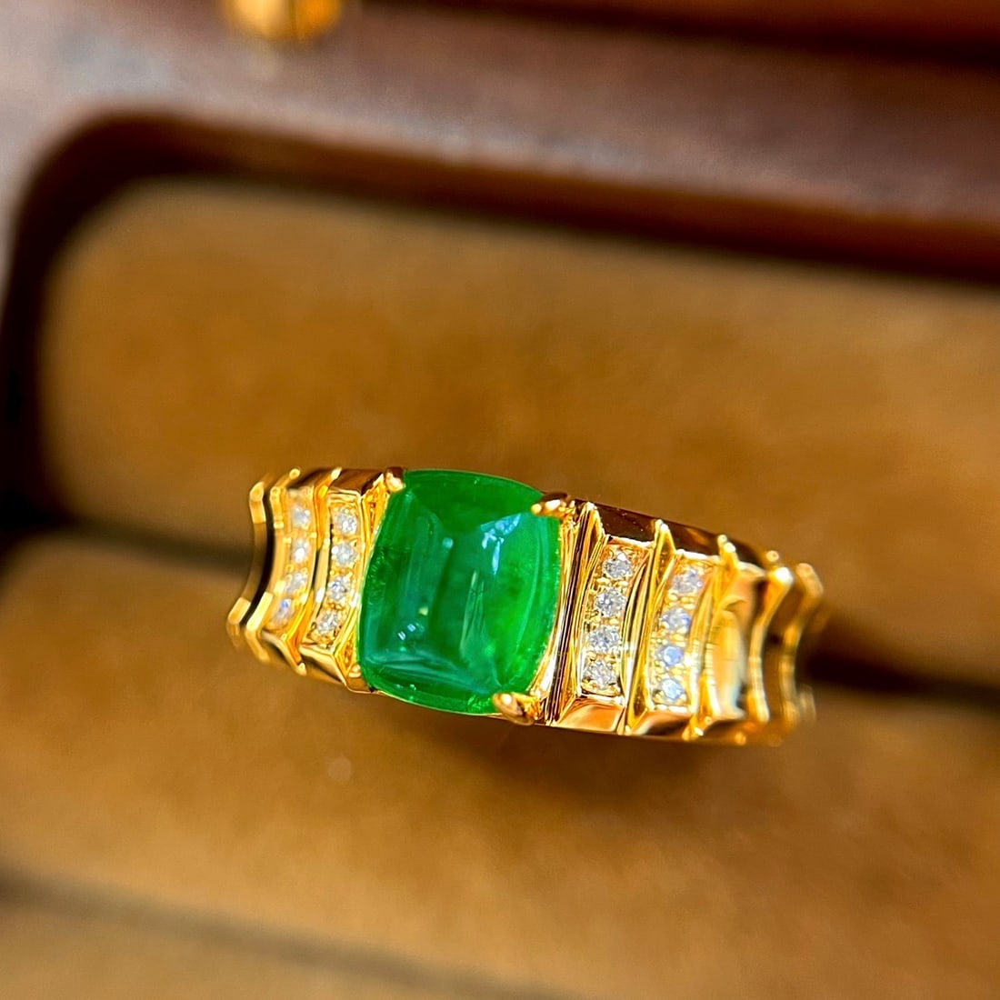 14k Gold 1.42 Ctw Vivid Green Natural Emerald & Diamond Ring: Ref:231108264 // gold content:14k gold // ring size:7. 25us // // main gemstone:emerald // shape:sugar-loaf // carat weight:1. 35ct // color:vivid green // treatment:natural // // adjacent gemstone 2