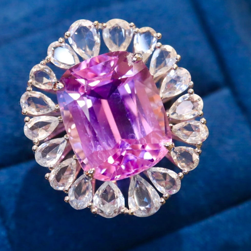 14k Gold 20.03 Ctw Natural Kunzite & Sapphire Ring: Ref:231108265 // gold content:14k gold // ring size:7. 25us // // main gemstone:kunzite // shape:cushion // carat weight:15. 30ct // color:purple // treatment:natural // // adjacent gemstone 2 : sapph