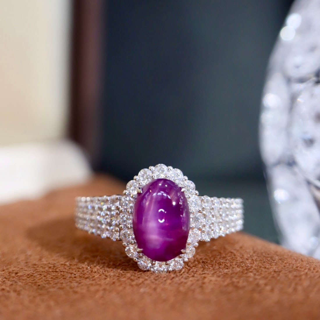 14k Gold 4.36 Ctw Natural Star Sapphire & Diamond Ring: Ref:231108267 // gold content:14k gold // ring size:7. 25us // // main gemstone:star sapphire // shape:oval // carat weight:3. 60ct // color:purple // treatment:natural // // adjacent gemstone 2 : dia