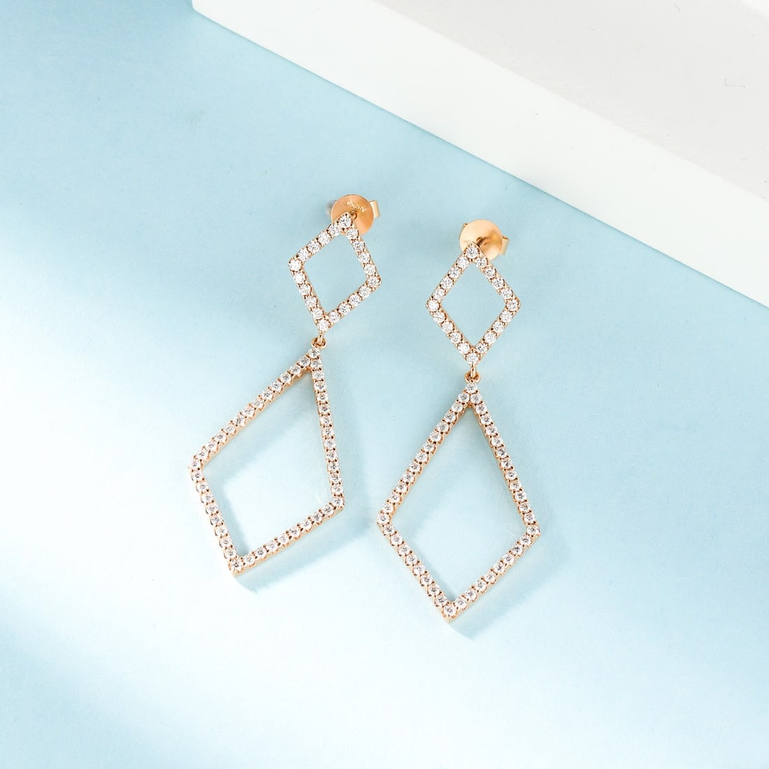 14k Gold 0.96 Ct Natural H Diamond Earrings: Ref:231108280 // gold content:14k gold // main gemstone:diamond // shape:round // carat weight:0. 96ct // clarity grade:vs-si // color:h // treatment:natural // cut grade:g // Low Estimate: 4800