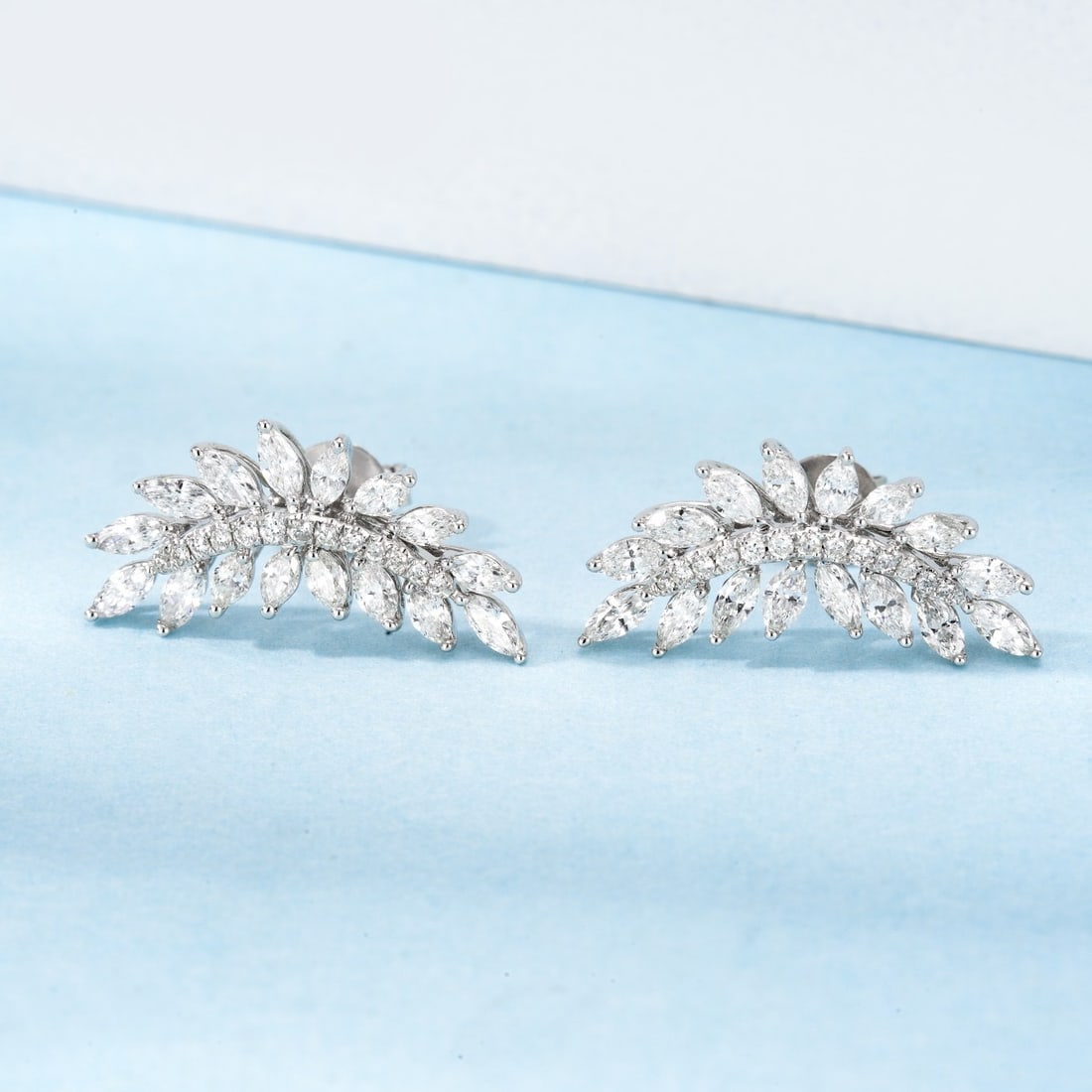 14k Gold 1.02 Ctw Natural H Diamond Earrings: Ref:231108281 // gold content:14k gold // main gemstone:diamond // shape:marquise // carat weight:0. 94ct // clarity grade:vs-si // color:h // treatment:natural // // adjacent gemstone 2 : diamond //