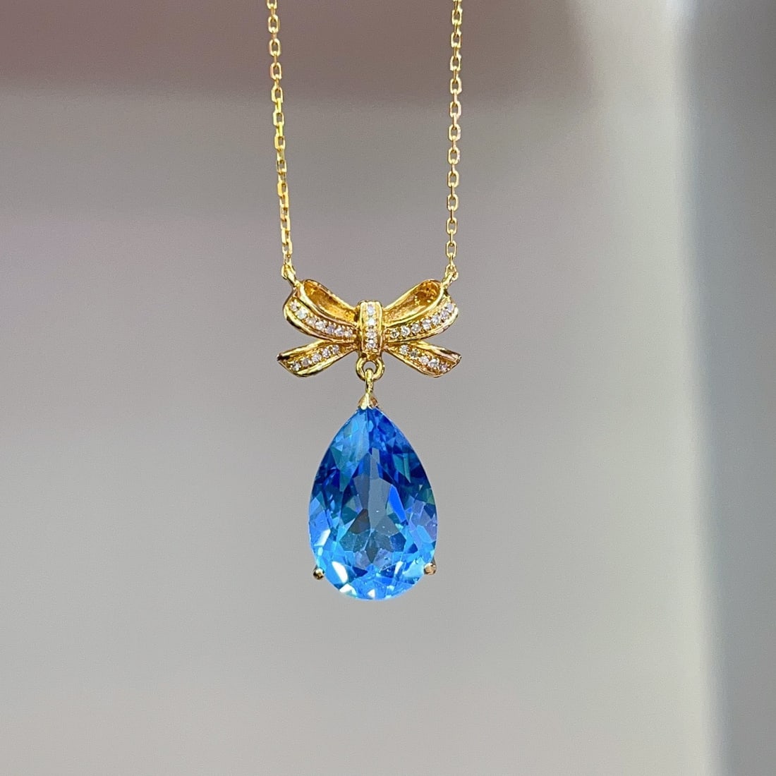 14k Gold 5.50 Ct Natural Topaz & Diamond Necklace: Ref:231108285 // gold content:14k gold // main gemstone:topaz // shape:pear // carat weight:5. 50ct // color:blue // treatment:natural // // adjacent gemstone 2 : diamond // number of stones:28 //