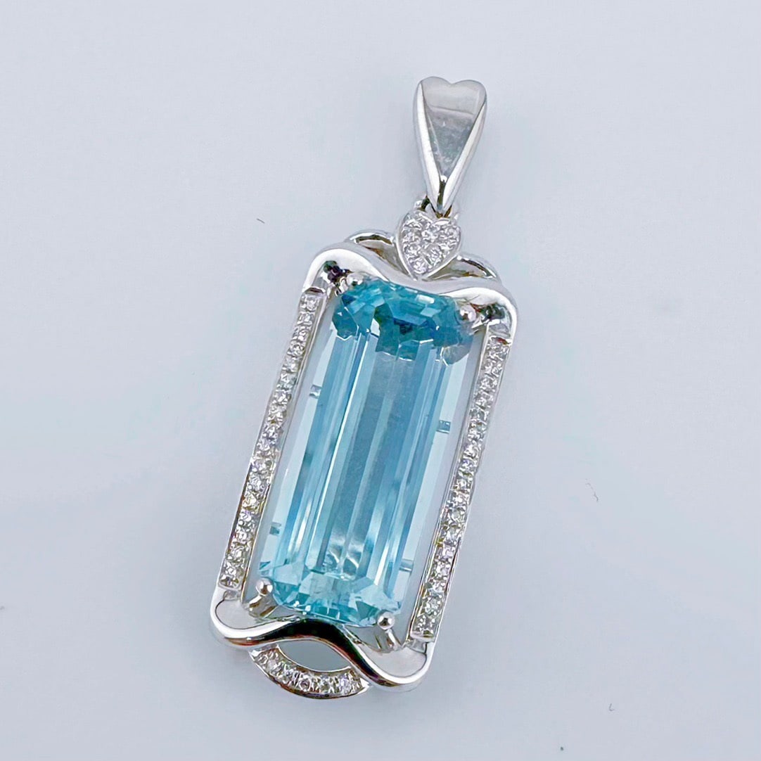 14k Gold 5.35 Ct Natural Aquamarine & Diamond Pendant( Without Chain ): Ref:231108288 // gold content:14k gold // main gemstone:aquamarine // shape:octagonal // carat weight:5. 35ct // color:santa maria color // treatment:natural // // adjacent gemstone 2 : diamond //