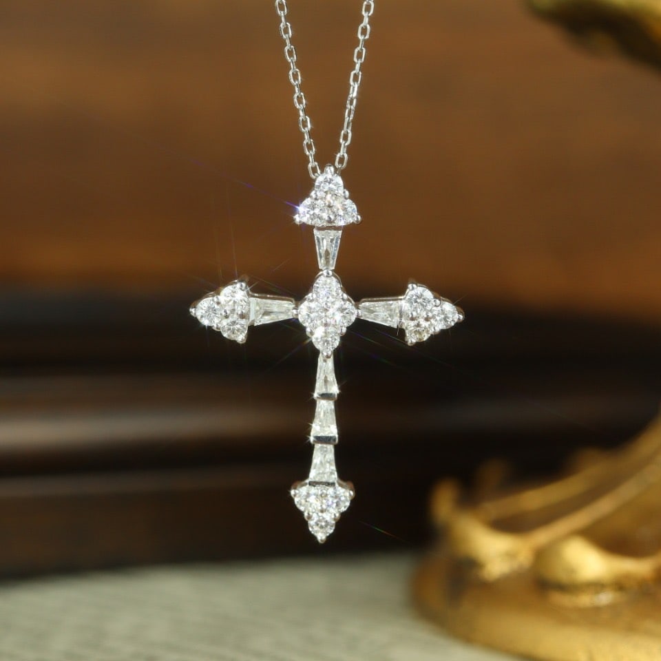 14k Gold 1.1 Ct Natural H Diamond Pendant( Without Chain ): Ref:231108298 // gold content:14k gold // main gemstone:diamond // shape:multiple // carat weight:1. 1ct // clarity grade:vs-si // color:h // treatment:natural // High Estimate: 5000 Low Estimate: