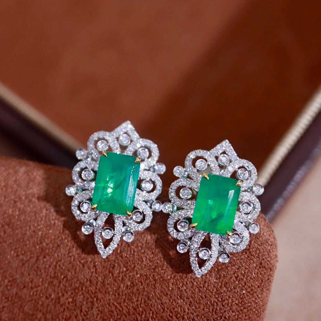 14k Gold 2.45 Ctw Vivid Green Natural Emerald & Diamond Earrings: Ref:231108301 // gold content:14k gold // main gemstone:emerald // shape:octagonal // carat weight:2. 04ct // color:vivid green // treatment:natural // // adjacent gemstone 2 : diamond // shape:round