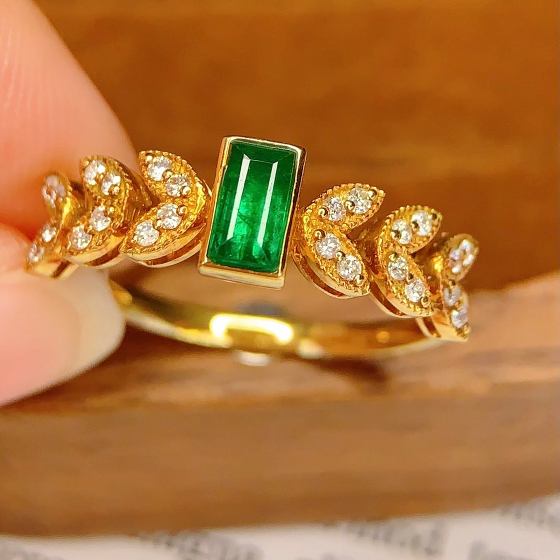 14k Gold 0.45 Ct Vivid Green Natural Emerald & Diamond Ring: Ref:231108325 // gold content:14k gold // ring size:7. 25us // // main gemstone:emerald // shape:rectangle // carat weight:0. 45ct // color:vivid green // treatment:natural // // adjacent gemstone 2