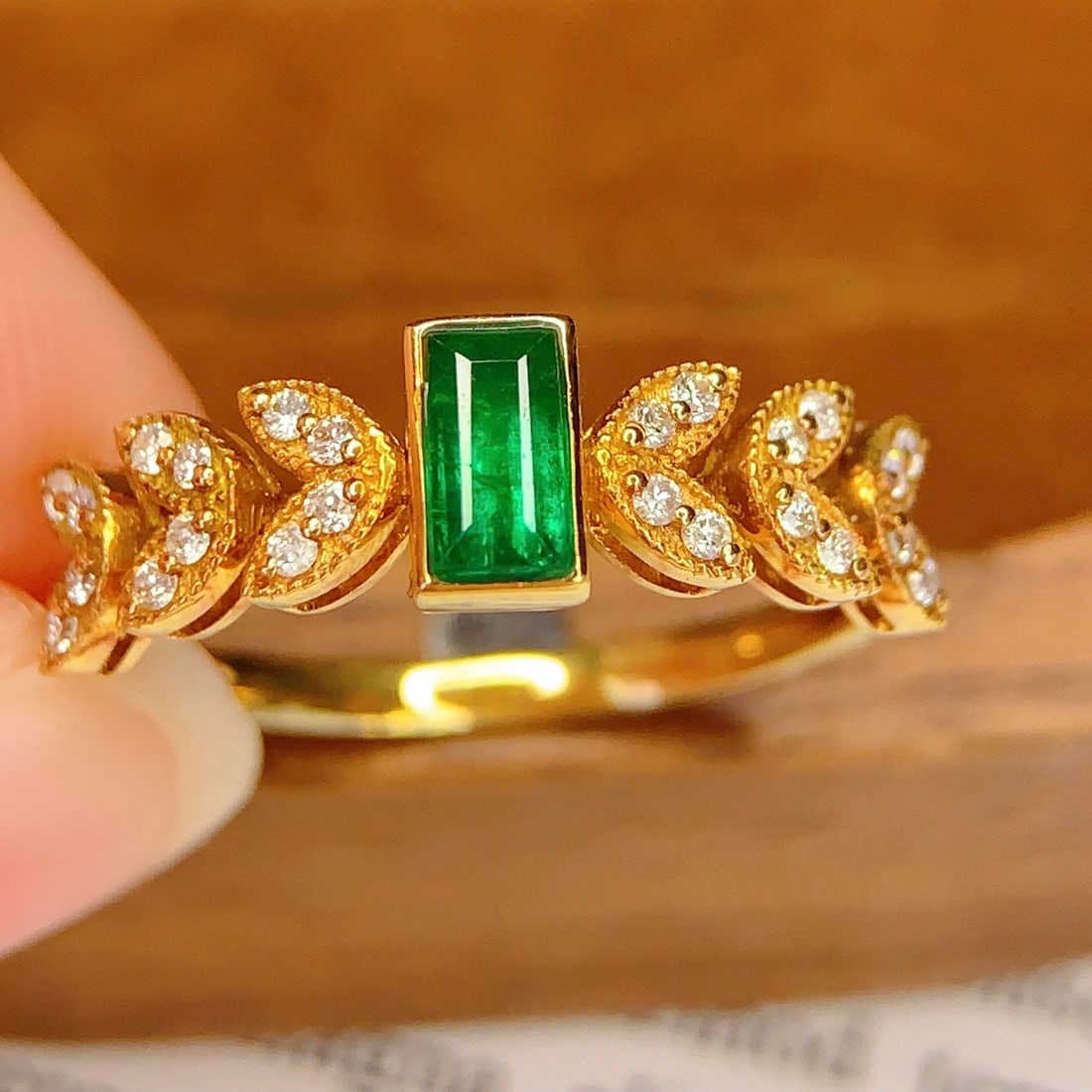 14k Gold 0.45 Ct Vivid Green Natural Emerald & Diamond Ring - 4