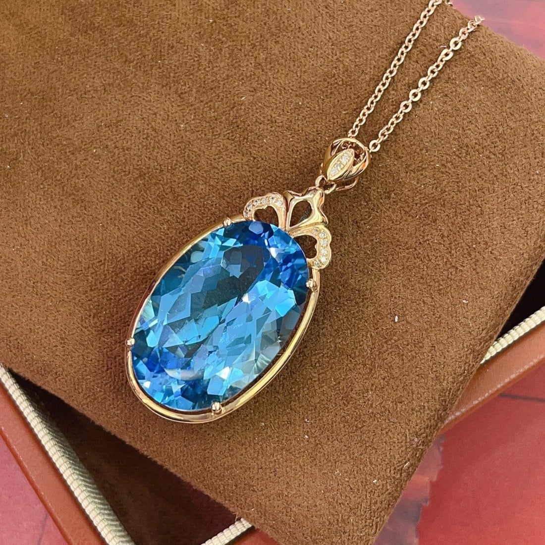 14k Gold 25.20 Ct Natural Topaz & Diamond Pendant( Without Chain ): Ref:231108332 // gold content:14k gold // main gemstone:topaz // shape:oval // carat weight:25. 20ct // color:blue // treatment:natural // // adjacent gemstone 2 : diamond // number of stones:16 //